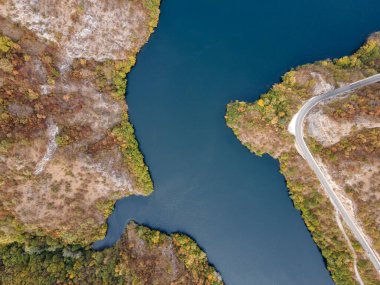 Krichim Reservoir, Rhodopes Dağı, Filibe Bölgesi, Bulgaristan 'ın Havadan Sonbahar manzarası