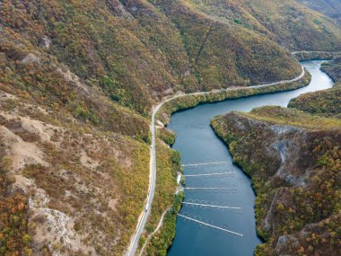 Krichim Reservoir, Rhodopes Dağı, Filibe Bölgesi, Bulgaristan 'ın Havadan Sonbahar manzarası