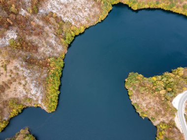 Krichim Reservoir, Rhodopes Dağı, Filibe Bölgesi, Bulgaristan 'ın Havadan Sonbahar manzarası