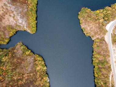 Krichim Reservoir, Rhodopes Dağı, Filibe Bölgesi, Bulgaristan 'ın Havadan Sonbahar manzarası