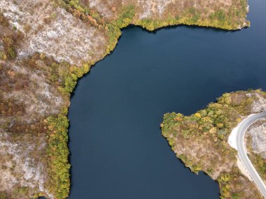 Krichim Reservoir, Rhodopes Dağı, Filibe Bölgesi, Bulgaristan 'ın Havadan Sonbahar manzarası