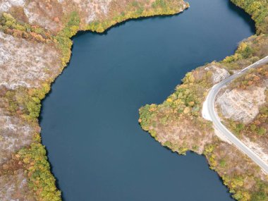 Krichim Reservoir, Rhodopes Dağı, Filibe Bölgesi, Bulgaristan 'ın Havadan Sonbahar manzarası