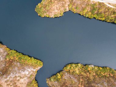 Krichim Reservoir, Rhodopes Dağı, Filibe Bölgesi, Bulgaristan 'ın Havadan Sonbahar manzarası