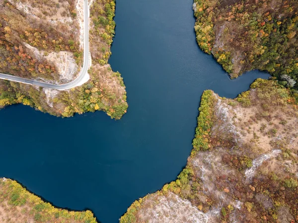 Krichim Reservoir, Rhodopes Dağı, Filibe Bölgesi, Bulgaristan 'ın Havadan Sonbahar manzarası