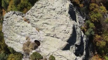 Belintash 'ın havadan sonbahar manzarası - Bulgaristan' ın Rodop Dağları 'ndaki tanrı Sabazios' a adanmış antik tapınak