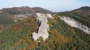 Belintash 'ın havadan sonbahar manzarası - Bulgaristan' ın Rodop Dağları 'ndaki tanrı Sabazios' a adanmış antik tapınak