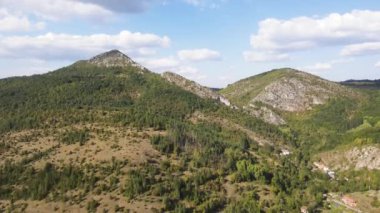Bulgaristan 'ın Pernik Bölgesi, Tran Matterhorn olarak bilinen Greben Dağı' ndaki Dragovski kamak Tepesinin İnanılmaz Sonbahar Manzarası