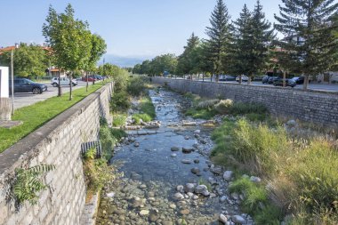 BANSKO, BULGARIA - 10 Eylül 2023: Bulgaristan 'ın Blagoevgrad bölgesindeki Bansko kasabasındaki tipik sokak ve binalar