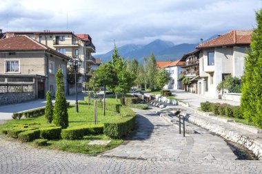 BANSKO, BULGARIA - 10 Eylül 2023: Bulgaristan 'ın Blagoevgrad bölgesindeki Bansko kasabasındaki tipik sokak ve binalar