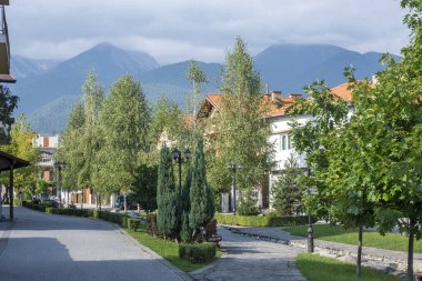 BANSKO, BULGARIA - 10 Eylül 2023: Bulgaristan 'ın Blagoevgrad bölgesindeki Bansko kasabasındaki tipik sokak ve binalar