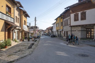 BANSKO, BULGARIA - 10 Eylül 2023: Bulgaristan 'ın Blagoevgrad bölgesindeki Bansko kasabasındaki tipik sokak ve binalar