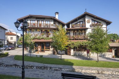 BANSKO, BULGARIA - 10 Eylül 2023: Bulgaristan 'ın Blagoevgrad bölgesindeki Bansko kasabasındaki tipik sokak ve binalar