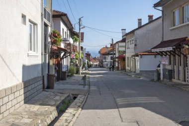 BANSKO, BULGARIA - 10 Eylül 2023: Bulgaristan 'ın Blagoevgrad bölgesindeki Bansko kasabasındaki tipik sokak ve binalar