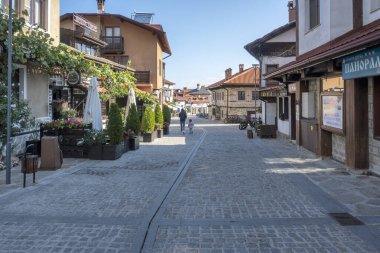 BANSKO, BULGARIA - 10 Eylül 2023: Bulgaristan 'ın Blagoevgrad bölgesindeki Bansko kasabasındaki tipik sokak ve binalar
