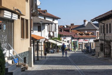 BANSKO, BULGARIA - 10 Eylül 2023: Bulgaristan 'ın Blagoevgrad bölgesindeki Bansko kasabasındaki tipik sokak ve binalar