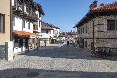 BANSKO, BULGARIA - 10 Eylül 2023: Bulgaristan 'ın Blagoevgrad bölgesindeki Bansko kasabasındaki tipik sokak ve binalar