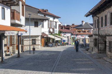 BANSKO, BULGARIA - 10 Eylül 2023: Bulgaristan 'ın Blagoevgrad bölgesindeki Bansko kasabasındaki tipik sokak ve binalar