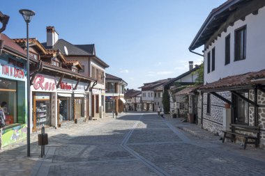 BANSKO, BULGARIA - 10 Eylül 2023: Bulgaristan 'ın Blagoevgrad bölgesindeki Bansko kasabasındaki tipik sokak ve binalar