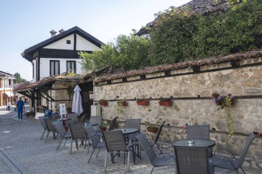 BANSKO, BULGARIA - 10 Eylül 2023: Bulgaristan 'ın Blagoevgrad bölgesindeki Bansko kasabasındaki tipik sokak ve binalar