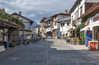 BANSKO, BULGARIA - 10 Eylül 2023: Bulgaristan 'ın Blagoevgrad bölgesindeki Bansko kasabasındaki tipik sokak ve binalar