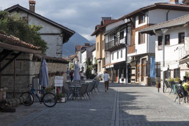 BANSKO, BULGARIA - 10 Eylül 2023: Bulgaristan 'ın Blagoevgrad bölgesindeki Bansko kasabasındaki tipik sokak ve binalar