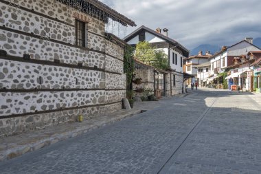 BANSKO, BULGARIA - 10 Eylül 2023: Bulgaristan 'ın Blagoevgrad bölgesindeki Bansko kasabasındaki tipik sokak ve binalar