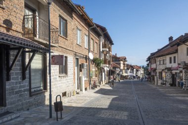 BANSKO, BULGARIA - 10 Eylül 2023: Bulgaristan 'ın Blagoevgrad bölgesindeki Bansko kasabasındaki tipik sokak ve binalar
