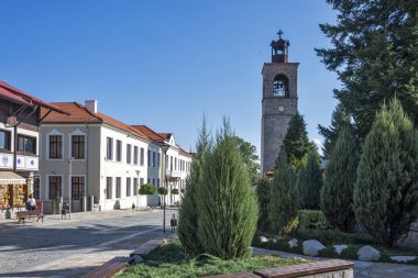 BANSKO, BULGARIA - 10 Eylül 2023: Bulgaristan 'ın Blagoevgrad bölgesindeki Bansko kasabasındaki tipik sokak ve binalar