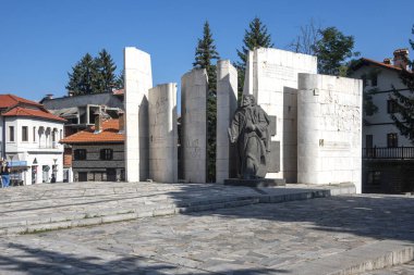 BANSKO, BULGARIA - 10 Eylül 2023: Bulgaristan 'ın Blagoevgrad bölgesindeki Bansko kasabasındaki tipik sokak ve binalar