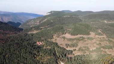 Bulgaristan 'ın Filibe Bölgesi, Rodop Dağları' ndaki Kızıl Duvar Biyosfer rezervinin hava görüntüsü