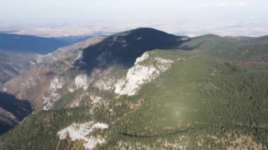 Bulgaristan 'ın Filibe Bölgesi, Rodop Dağları' ndaki Kızıl Duvar Biyosfer rezervinin hava görüntüsü