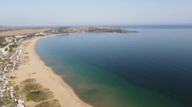 Bulgaristan 'ın Burgaz Bölgesi' nin Sozopol kasabası yakınlarındaki Gradina (Bahçe) plajının havadan manzarası 
