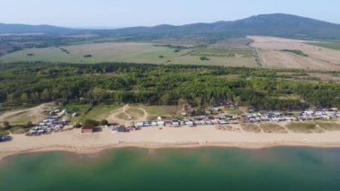 Bulgaristan 'ın Burgaz Bölgesi' nin Sozopol kasabası yakınlarındaki Gradina (Bahçe) plajının havadan manzarası 