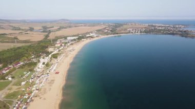 Bulgaristan 'ın Burgaz Bölgesi' nin Sozopol kasabası yakınlarındaki Gradina (Bahçe) plajının havadan manzarası 
