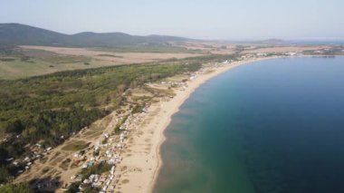 Bulgaristan 'ın Burgaz Bölgesi' nin Sozopol kasabası yakınlarındaki Gradina (Bahçe) plajının havadan manzarası 