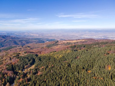 Bulgaristan 'ın başkenti Sofya' nın Vitosha Dağı 'ndaki Zlatnite Mostove (Altın Köprüler) adlı taştan nehrin hava sonbahar manzarası