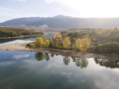 Bulgaristan 'ın Filibe Bölgesi' nin Asenovgrad kenti yakınlarındaki Kırk Yay Baraj Havzası manzarası