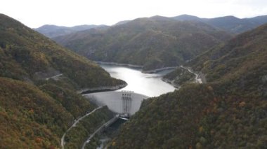 Bulgaristan 'ın Smolyan Bölgesi, Tsankov kamak Rezervuarı' nın Sonbahar hava manzarası