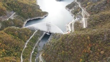 Bulgaristan 'ın Smolyan Bölgesi, Tsankov kamak Rezervuarı' nın Sonbahar hava manzarası