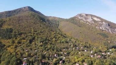 Bulgaristan 'ın Saint George, Lovech bölgesindeki Glozhene Manastırı yakınlarındaki Balkan Dağları' nın hava manzarası