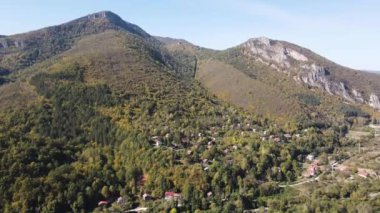 Bulgaristan 'ın Saint George, Lovech bölgesindeki Glozhene Manastırı yakınlarındaki Balkan Dağları' nın hava manzarası