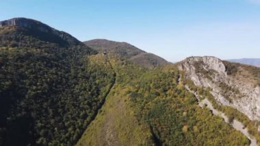 Bulgaristan 'ın Saint George, Lovech bölgesindeki Glozhene Manastırı yakınlarındaki Balkan Dağları' nın hava manzarası