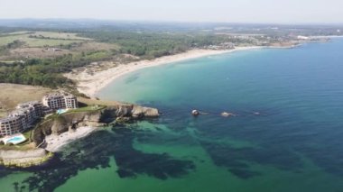Bulgaristan 'ın Burgaz Bölgesi Mercan plajı yakınlarındaki Karadeniz kıyılarının hava manzarası 