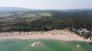 Bulgaristan 'ın Burgaz Bölgesi Mercan plajı yakınlarındaki Karadeniz kıyılarının hava manzarası 