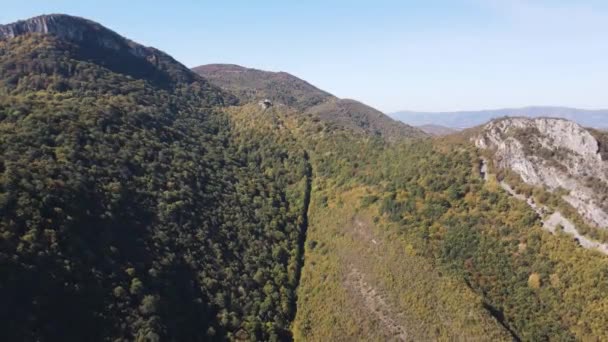 Vista Aérea Das Montanhas Balcânicas Perto Mosteiro Glozhene São Jorge — Vídeo de Stock