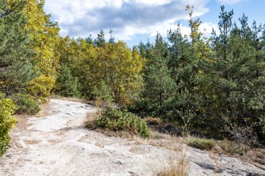 Belintash 'ın sonbahar manzarası - Bulgaristan' ın Rodop Dağlarındaki tanrı Sabazios 'a adanmış antik tapınak