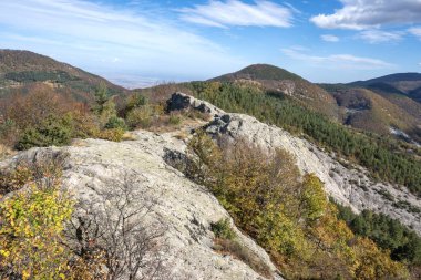 Belintash 'ın sonbahar manzarası - Bulgaristan' ın Rodop Dağlarındaki tanrı Sabazios 'a adanmış antik tapınak