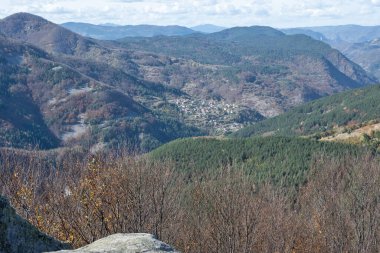 Belintash 'ın sonbahar manzarası - Bulgaristan' ın Rodop Dağlarındaki tanrı Sabazios 'a adanmış antik tapınak