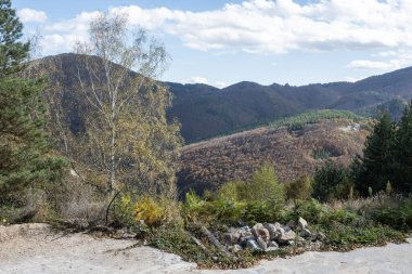 Belintash 'ın sonbahar manzarası - Bulgaristan' ın Rodop Dağlarındaki tanrı Sabazios 'a adanmış antik tapınak