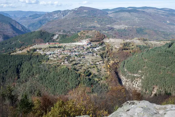 Belintash 'ın sonbahar manzarası - Bulgaristan' ın Rodop Dağlarındaki tanrı Sabazios 'a adanmış antik tapınak